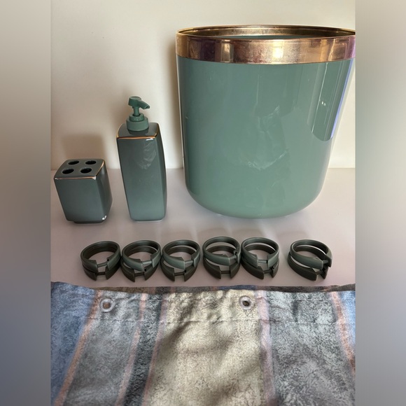 Bathroom accessories - Picture 4 of 4